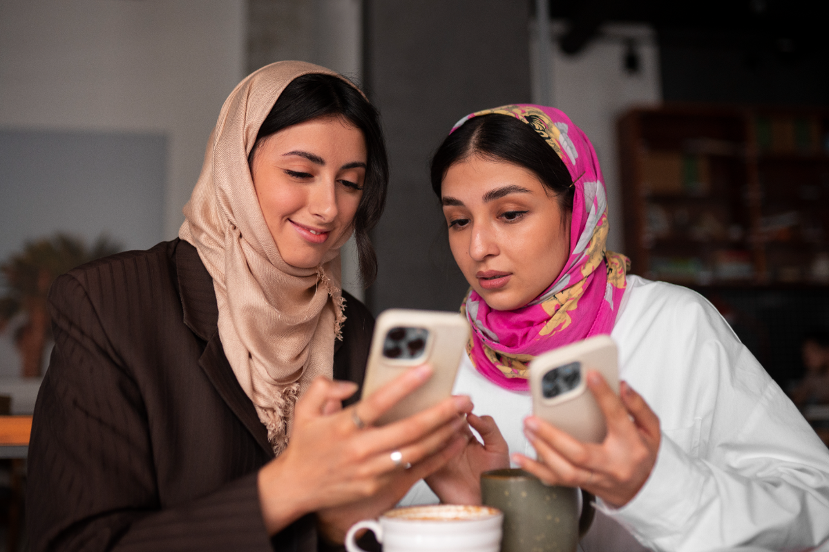 medium-shot-women-holding-smartphones